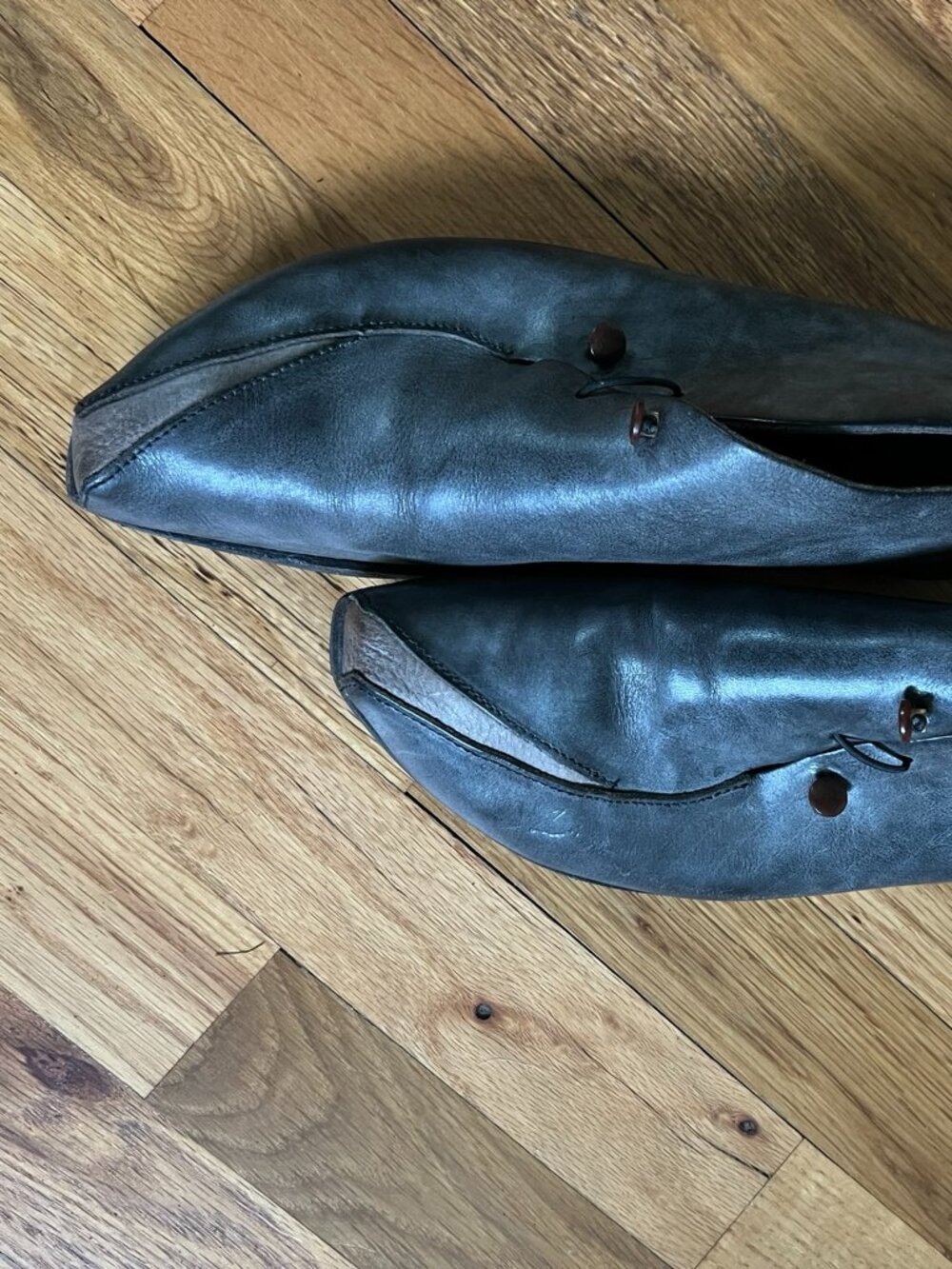 Cydwoq Gray Recent Gray Leather Size 40